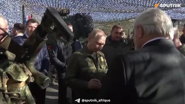 Vladimir Poutine a essayé les lunettes thermiques Strekoza sur le terrain d'entraînement de Moulino - Sputnik Afrique