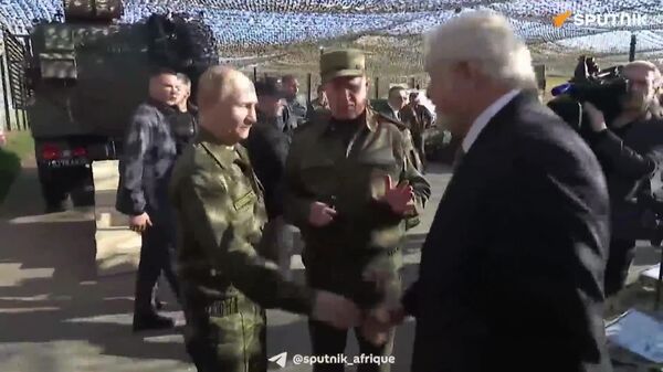 Poutine examine le pistolet PLK et le nouveau fusil russe Arkuda ST sur le polygone militaire de Moulino - Sputnik Afrique