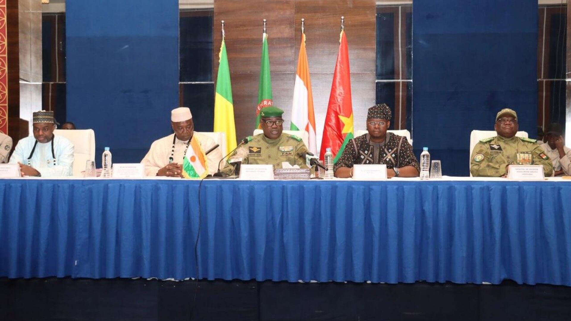 Les ministres de la Justice de l'AES rappellent l'intention de la Confédération de saisir la CIJ contre la France et l’Ukraine pour apologie du terrorisme Les ministres de la Justice de l'AES rappellent l'intention de la Confédération de saisir la CIJ contre la France et l’Ukraine pour apologie du terrorisme - Sputnik Afrique, 1920, 16.09.2025