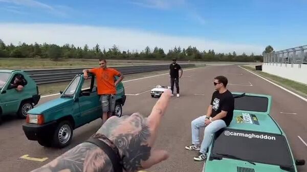 Une course de Fiat Panda inhabituelle a eu lieu en Italie: la plus courte, la plus étroite et la plus basse ont pris la piste - Sputnik Afrique