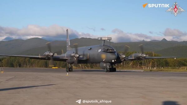 ▶ Des avions de lutte anti-sous-marine russes Il-38 bombardent des cibles terrestres pendant des exercices - Sputnik Afrique