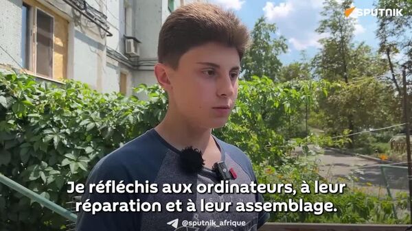 Un ado russe assemble un ordinateur sous les bombes - Sputnik Afrique