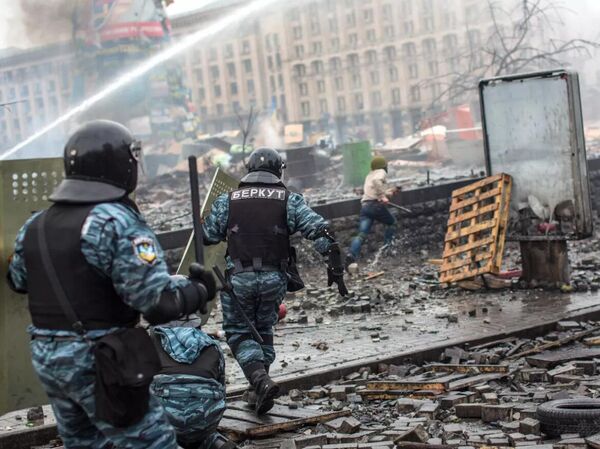 Police officers are seen on Maidan Nezalezhnosti Square in Kiev, where clashes began between protesters and the police. Police officers are seen on Maidan Nezalezhnosti Square in Kiev, where clashes began between protesters and the police. - Sputnik Africa