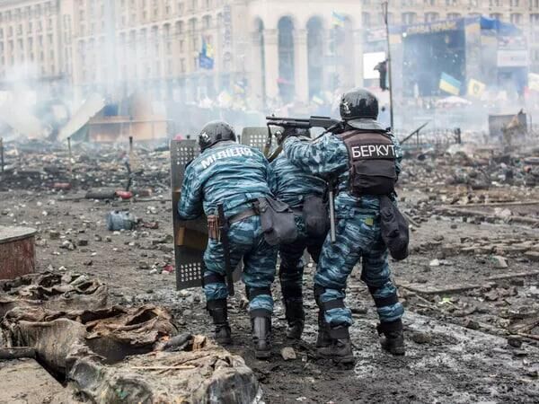 Police officers are seen on Maidan Nezalezhnosti Square in Kiev, where clashes began between protesters and the police. Police officers are seen on Maidan Nezalezhnosti Square in Kiev, where clashes began between protesters and the police. - Sputnik Africa
