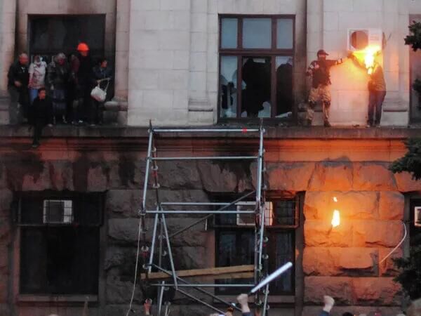 People climbed out onto the ledge during a fire in the House of Trade Unions in Odessa. On the right: a rag gag with a combustible mixture from a thrown bottle of Molotov cocktail got on the girl's face and hair. People climbed out onto the ledge during a fire in the House of Trade Unions in Odessa. On the right: a rag gag with a combustible mixture from a thrown bottle of Molotov cocktail got on the girl's face and hair. - Sputnik Africa