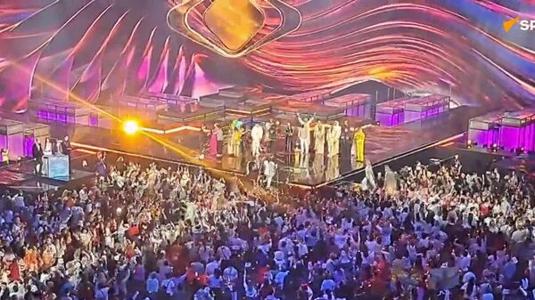 ▶ Intervision: les participants montent sur scène pour attendre l’annonce du gagnant - Sputnik Afrique