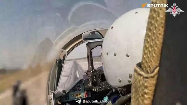 ▶ Ces chasseurs Su-35S protègent l'aviation militaire russe qui frappe sans relâche des cibles ukrainiennes ▶ Ces chasseurs Su-35S protègent l'aviation militaire russe qui frappe sans relâche des cibles ukrainiennes - Sputnik Afrique