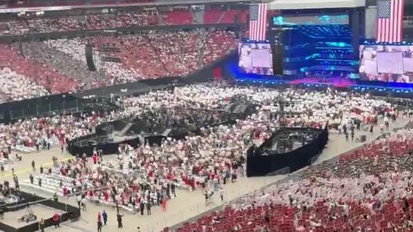 ▶ Dernier hommage à Charlie Kirk: Elon Musk publie une vidéo de la cérémonie dans un stade en Arizona ▶ Dernier hommage à Charlie Kirk: Elon Musk publie une vidéo de la cérémonie dans un stade en Arizona - Sputnik Afrique