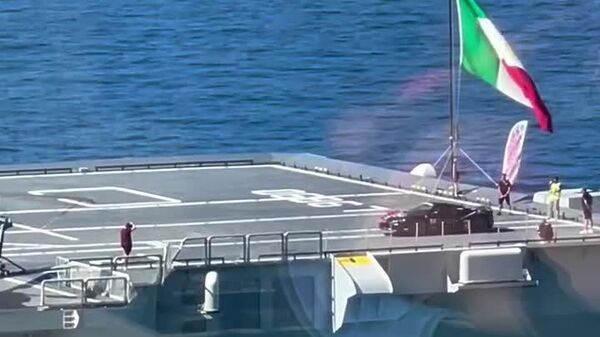 Un pilote italien établit un record du monde de vitesse au volant d'une Ferrari à bord d'un porte-avions Un pilote italien établit un record du monde de vitesse au volant d'une Ferrari à bord d'un porte-avions - Sputnik Afrique