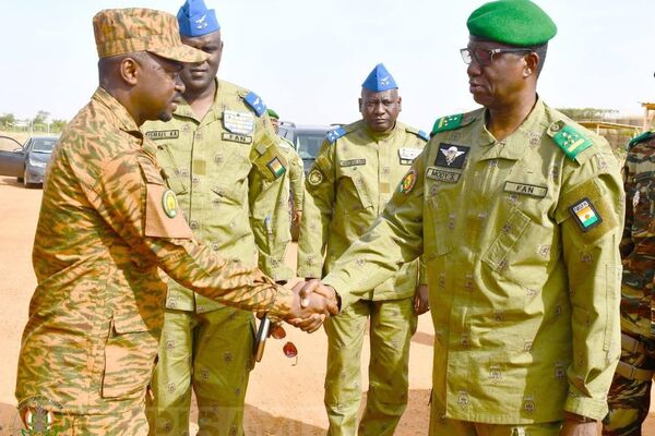 Le ministre nigérien de la Défense salue la Force Unifiée de l'AES Le ministre nigérien de la Défense salue la Force Unifiée de l'AES - Sputnik Afrique