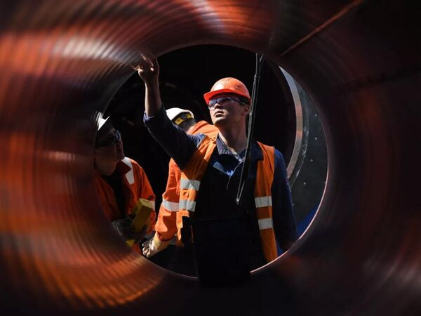 Des employés travaillent sur le chantier du gazoduc Nord Stream 2, près de la ville de Kingisepp, dans la région de Leningrad, en Russie. Le projet Nord Stream 2 comprend la construction d'un gazoduc jumeau, qui acheminera environ 55 milliards de mètres cubes (près de 2 000 milliards de pieds cubes) de gaz directement vers l'Allemagne et d'autres pays européens. Des employés travaillent sur le chantier du gazoduc Nord Stream 2, près de la ville de Kingisepp, dans la région de Leningrad, en Russie. Le projet Nord Stream 2 comprend la construction d'un gazoduc jumeau, qui acheminera environ 55 milliards de mètres cubes (près de 2 000 milliards de pieds cubes) de gaz directement vers l'Allemagne et d'autres pays européens. - Sputnik Afrique