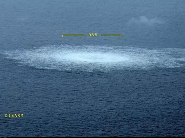 Sur cette photo fournie par les garde-côtes suédois, la fuite de gaz du Nord Stream dans la mer Baltique photographiée depuis l'avion des garde-côtes le mercredi 27 septembre 2022 Sur cette photo fournie par les garde-côtes suédois, la fuite de gaz du Nord Stream dans la mer Baltique photographiée depuis l'avion des garde-côtes le mercredi 27 septembre 2022 - Sputnik Afrique