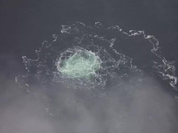 Sur cette photo fournie par les garde-côtes suédois, on peut voir une petite fuite du Nord Stream 2, le mercredi 28 septembre 2022. Sur cette photo fournie par les garde-côtes suédois, on peut voir une petite fuite du Nord Stream 2, le mercredi 28 septembre 2022. - Sputnik Afrique