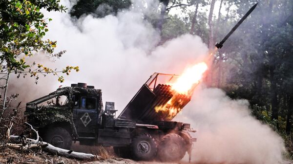 Un lance-roquettes multiple Grad en action Un lance-roquettes multiple Grad en action - Sputnik Afrique