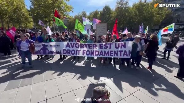 De l'argent pour la santé, pas pour bombarder: des Parisiens manifestent à l'occasion de la Journée mondiale pour le droit à l'avortement - Sputnik Afrique