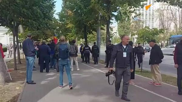 Chisinau opposition protesters remove provocateurs chanting Ukrainian slogan - Sputnik Africa