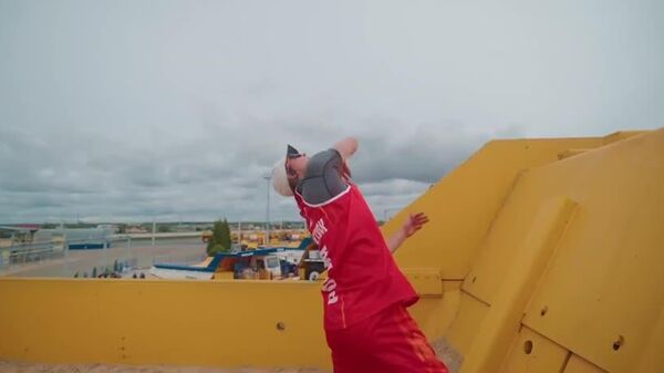 #viral | Belarus Hosts Beach Volleyball in a 450-Ton BELAZ - Largest Dump Truck on Earth - Sputnik Africa