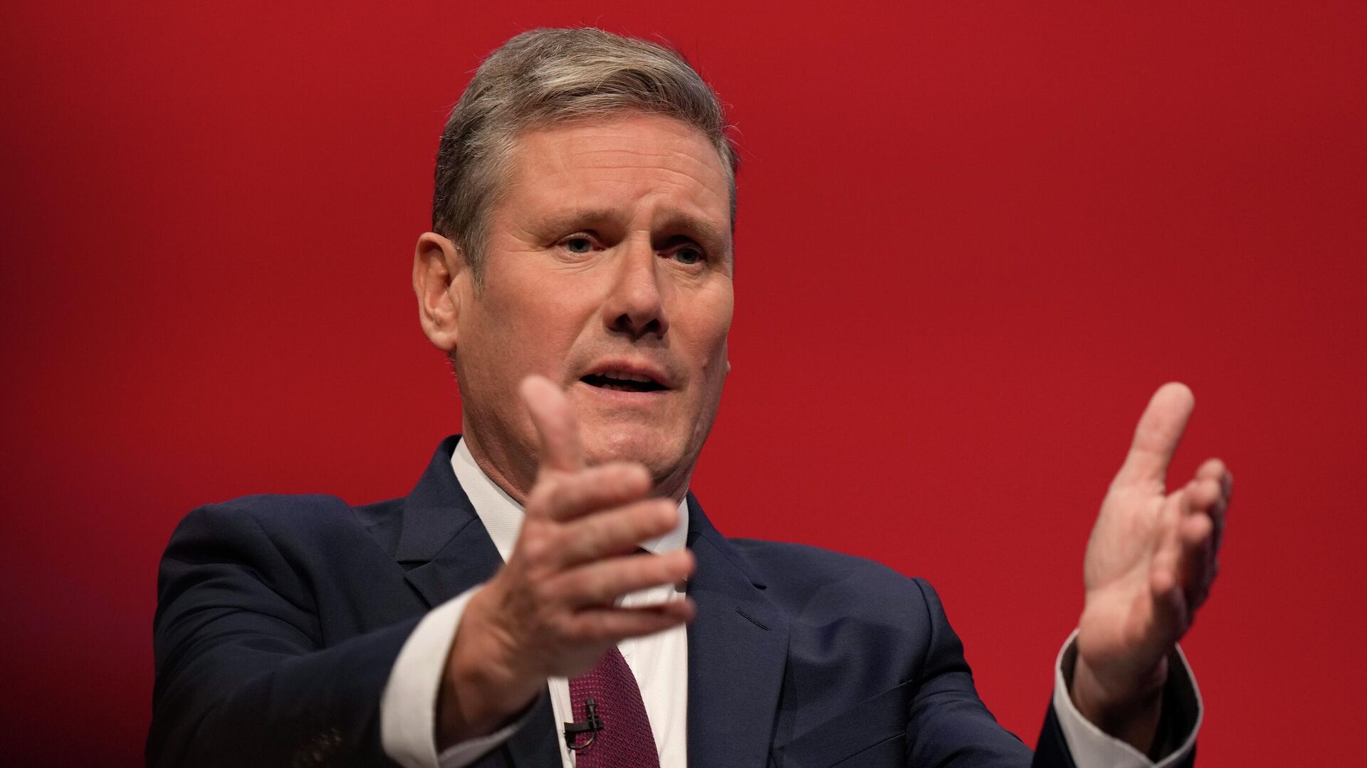 Leader of the British Labour Party Keir Starmer gestures as he makes his keynote speech at the annual party conference in Brighton, England, Sept. 29, 2021 Leader of the British Labour Party Keir Starmer gestures as he makes his keynote speech at the annual party conference in Brighton, England, Sept. 29, 2021 - Sputnik Africa, 1920, 01.10.2025