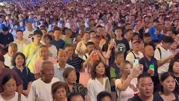 Non, ce n'est pas une scène générée par l'IA, mais une rue de Shanghai le soir du 1er octobre - Sputnik Afrique