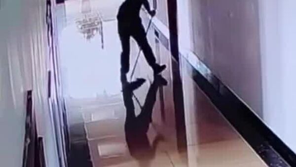 Pompiers vs serpillière: une comédie inattendue en caserne - Sputnik Afrique