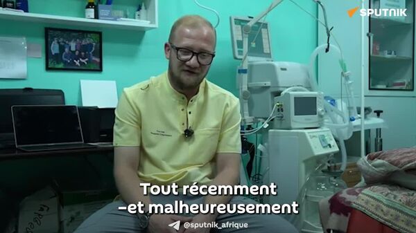 Le calme absolu d'un soldat russe qui apporte au bloc opératoire - Sputnik Afrique