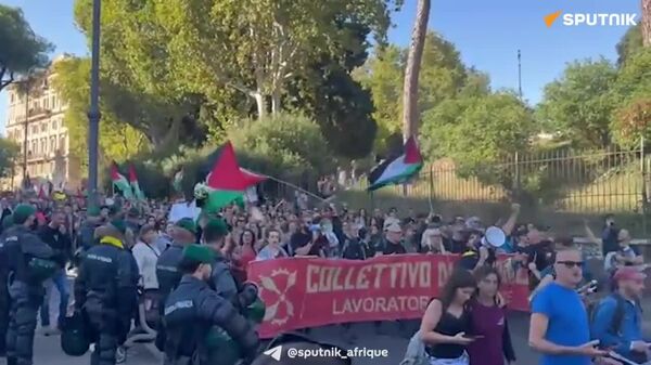 Arrêtez le génocide: plusieurs milliers de personnes manifestent à Rome pour soutenir la Palestine - Sputnik Afrique