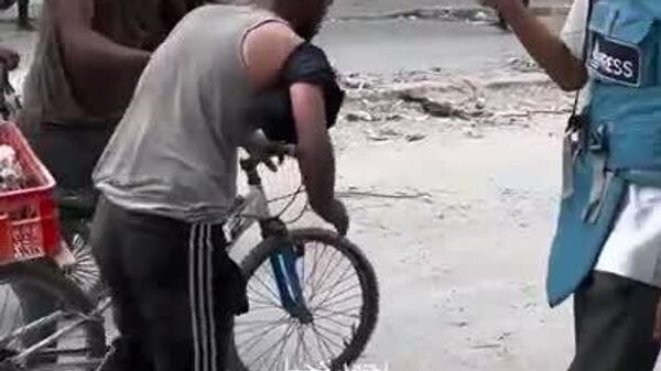 ▶ L'armée israélienne a frappé une rue à Gaza après le retrait des véhicules militaires et le retour des habitants dans la zone dévastée - Sputnik Afrique