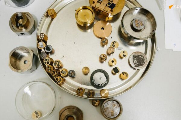 Pansements innovants, revêtements antibactériens, purificateurs d'eau: cette jeune scientifique russe apprivoise les nanoparticules à de bonnes fins Pansements innovants, revêtements antibactériens, purificateurs d'eau: cette jeune scientifique russe apprivoise les nanoparticules à de bonnes fins - Sputnik Afrique