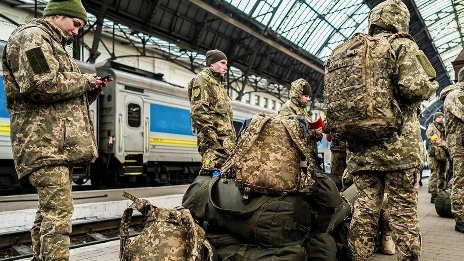 Draft-age men arm up to resist Ukraine’s draft squads Draft-age men arm up to resist Ukraine’s draft squads - Sputnik Africa, 1920, 06.10.2025
