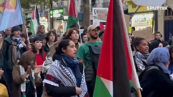Des Parisiens de nouveau dans la rue pour soutenir les Palestiniens - Sputnik Afrique