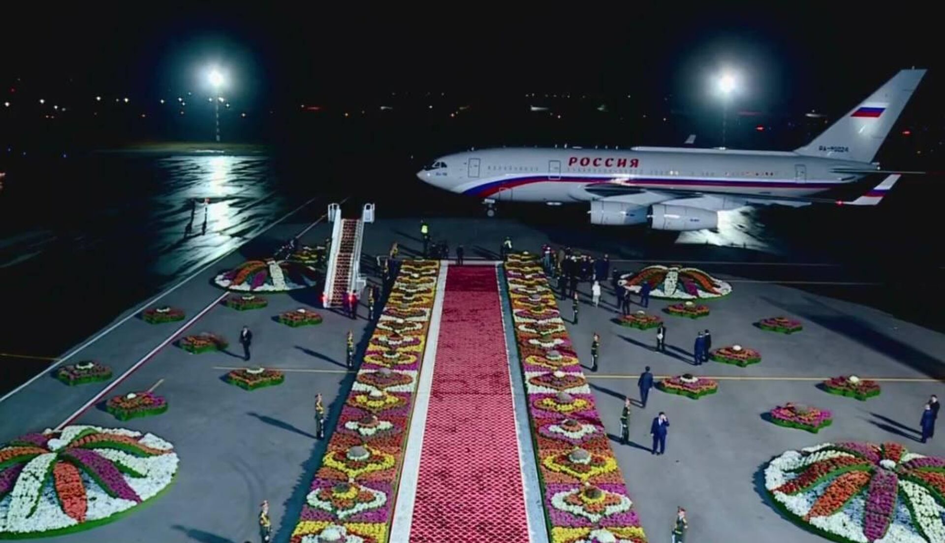 ▶ Tapis de fleurs: réception spectaculaire de Vladimir Poutine à Douchanbé, capitale tadjike - Sputnik Afrique, 1920, 08.10.2025