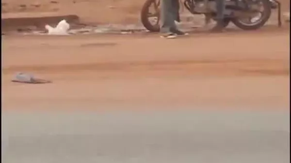 ▶ La vidéo d'un Malien qui retire l’essence de sa moto pour en donner à un militaire émeut les internautes - Sputnik Afrique