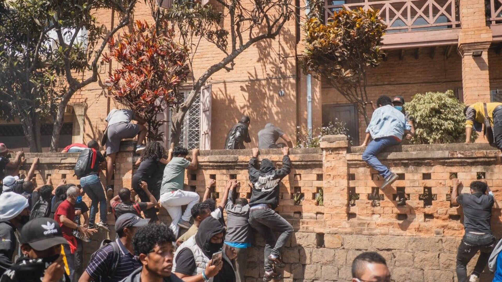 Madagascar’s Youth-Led Protests Reject Dialogue as Government Tightens Security Grip Madagascar’s Youth-Led Protests Reject Dialogue as Government Tightens Security Grip - Sputnik Africa, 1920, 08.10.2025