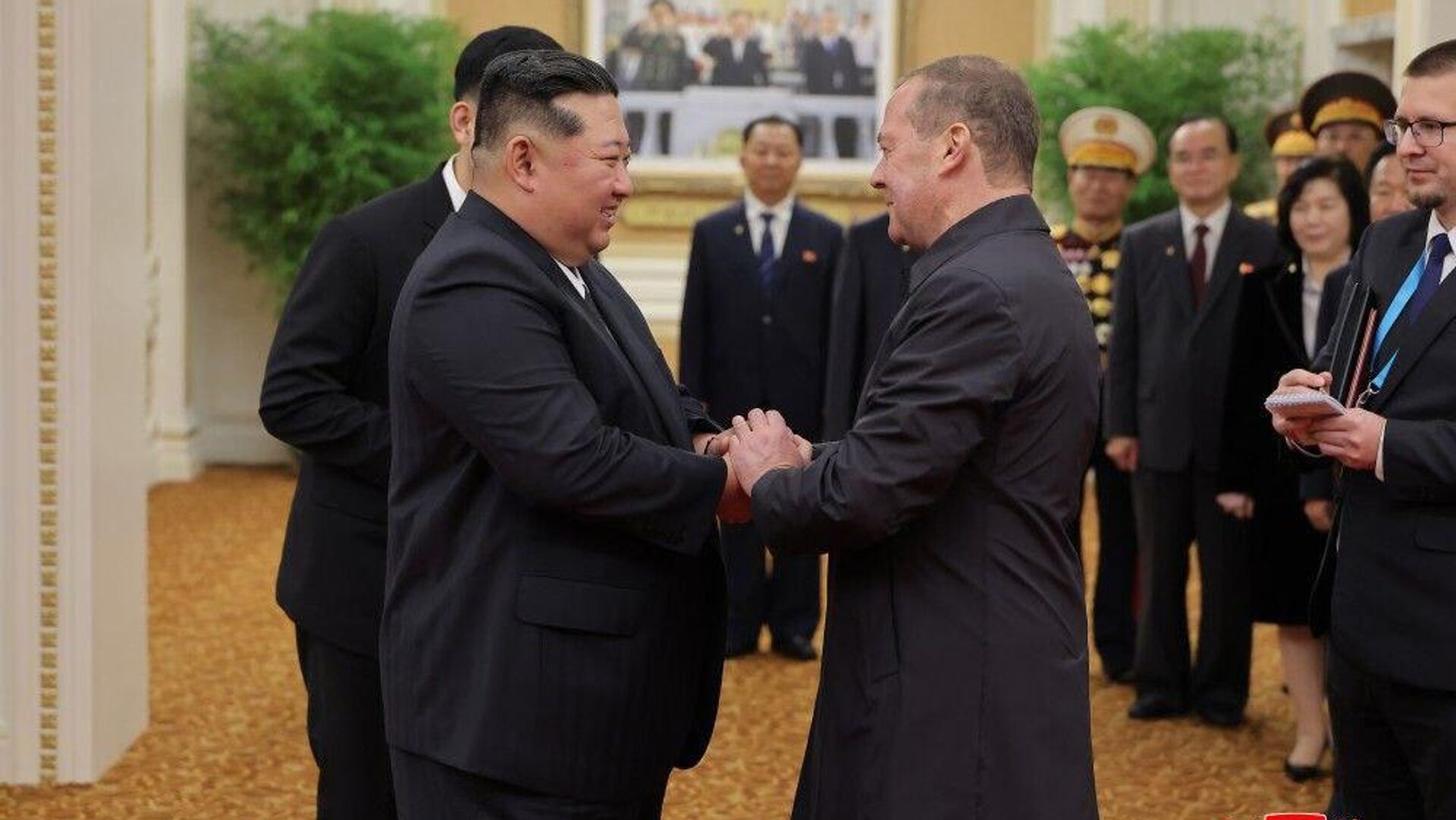 Poutine accorde une grande importance au développement des relations entre la Russie et la Corée du Nord, a déclaré Dmitri Medvedev lors de sa visite à Pyongyang Poutine accorde une grande importance au développement des relations entre la Russie et la Corée du Nord, a déclaré Dmitri Medvedev lors de sa visite à Pyongyang - Sputnik Afrique, 1920, 11.10.2025