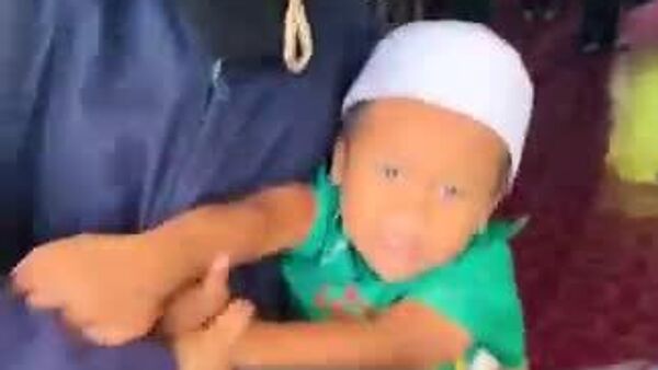 ▶ Un enfant héroïque déjoue un faux kidnapping avec un simple balai - Sputnik Afrique