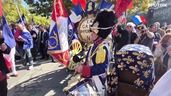 Aux sons de la Marseillaise: manifestation pour la France à Paris - Sputnik Afrique