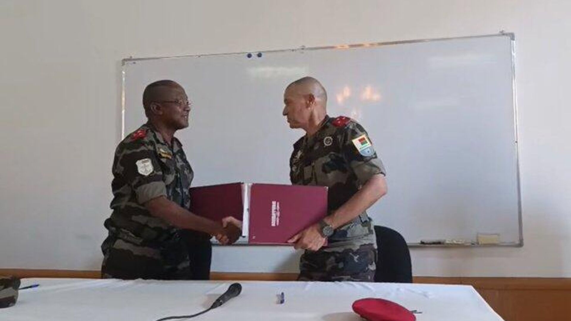 New Chief of Staff of Malagasy Armed Forces Reportedly Takes Office as Military Divisions Join Protests New Chief of Staff of Malagasy Armed Forces Reportedly Takes Office as Military Divisions Join Protests - Sputnik Africa, 1920, 12.10.2025