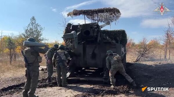 Une série de frappes précises: obusiers russes en action dans le Donbass - Sputnik Afrique