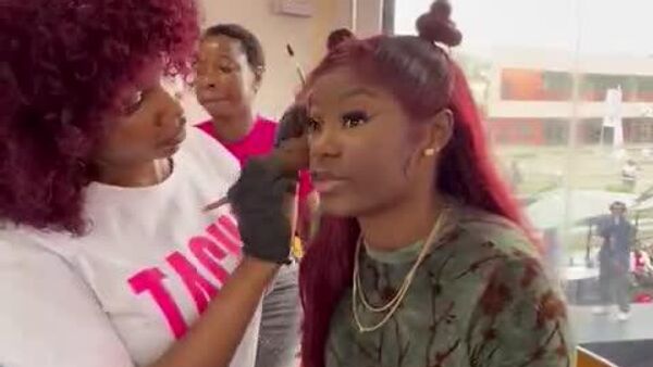 Une star nigériane choisit Lagos, et non Londres, pour établir un record Guinness de relooking - Sputnik Afrique