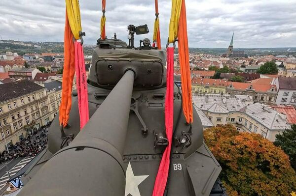 Acrobaties blindées: Un char survolant la ville vers son musée - Sputnik Afrique