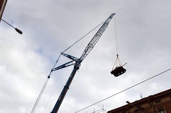 Acrobaties blindées: Un char survolant la ville vers son musée - Sputnik Afrique