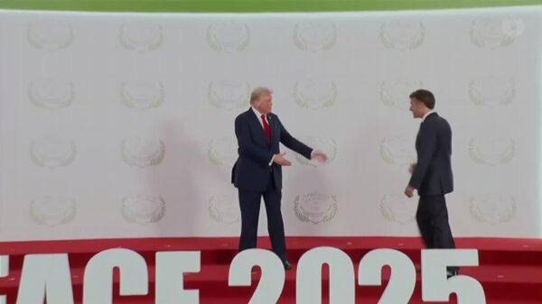 ▶ Trump impose à nouveau un bras de fer à Macron - Sputnik Afrique