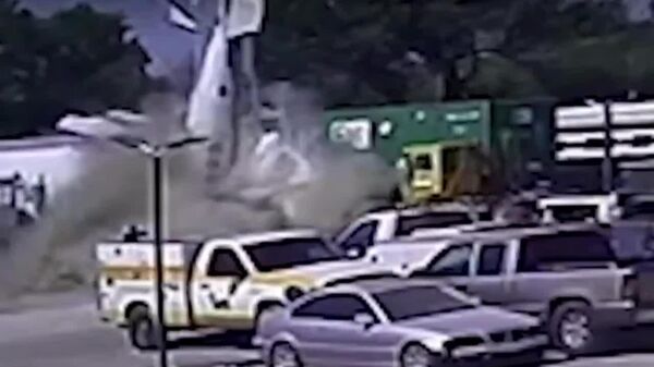 #viral | Tragic Plane Crash Near Parking Lot Claims Two Lives in US - Sputnik Africa