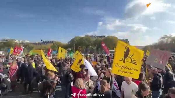 Des tracteurs défilent à Paris contre le projet de traité entre l'UE et les pays du Mercosur - Sputnik Afrique