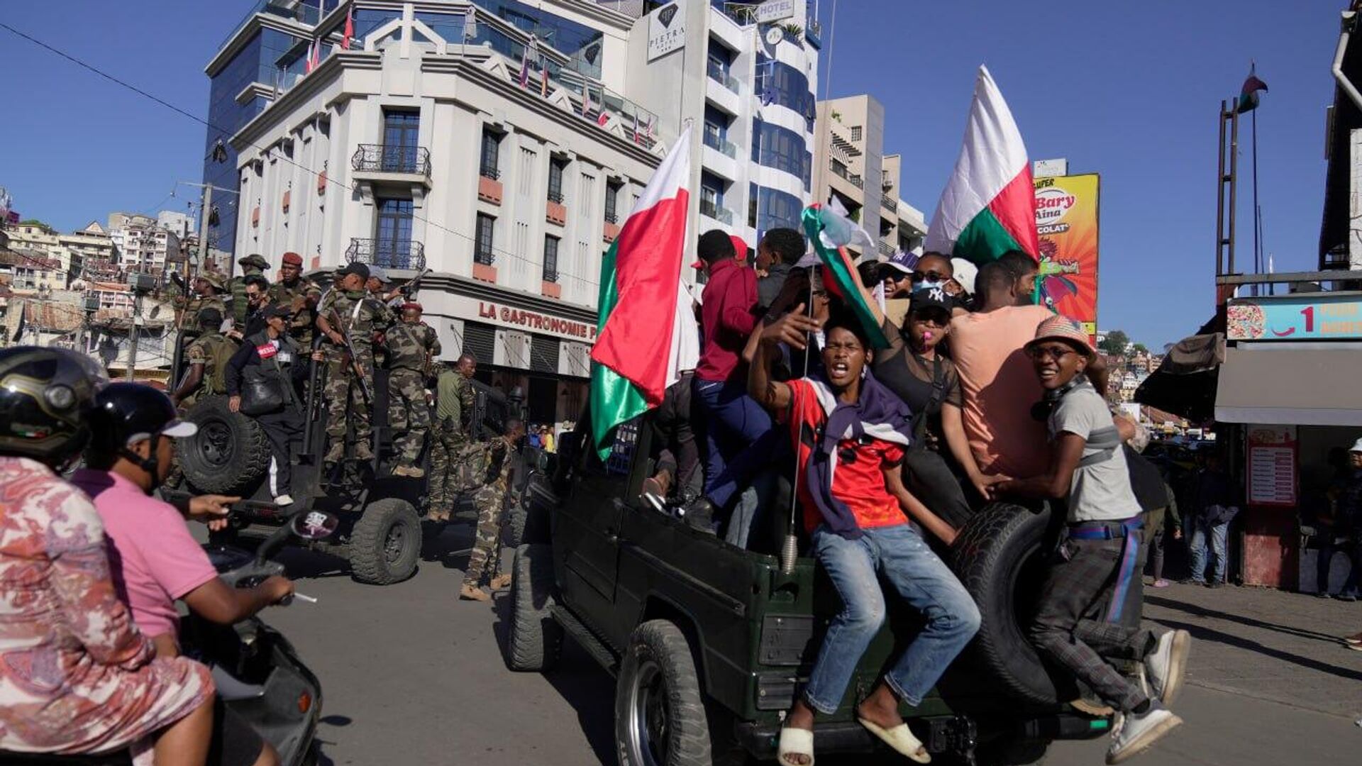 Madagascar's High Constitutional Court Invites Army Colonel Michael Randrianirina to Serve as President After Military Coup Madagascar's High Constitutional Court Invites Army Colonel Michael Randrianirina to Serve as President After Military Coup - Sputnik Africa, 1920, 14.10.2025