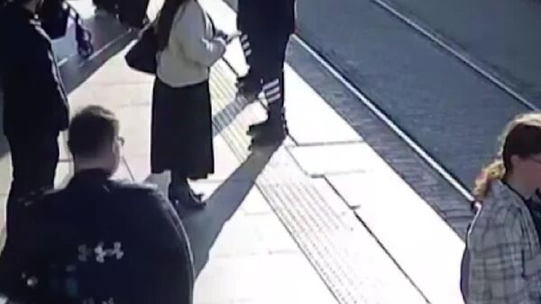 #viral | Last-Second Lifesaver: Security Guard Snatches Girl from Tram’s Path - Sputnik Africa
