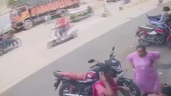 #viral | Indian Cattle Officer Dragged Half a Kilometer by Rampant Bull - Sputnik Africa