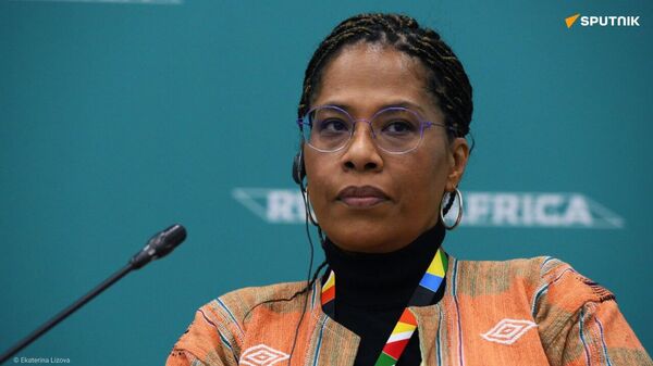 On est dans une guerre: Nathalie Yamb exhorte la jeunesse africaine à faire preuve de résilience - Sputnik Afrique