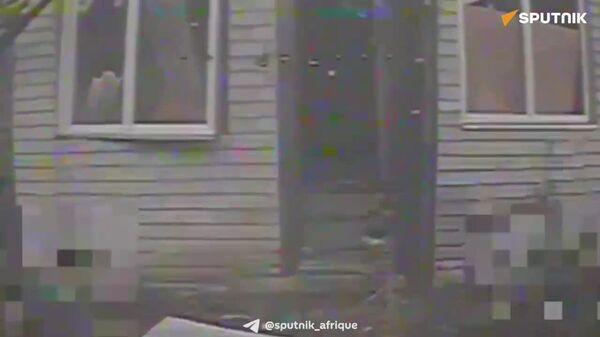 ▶ Un drone russe frappe une maison où se cachait un sniper ukrainien - Sputnik Afrique