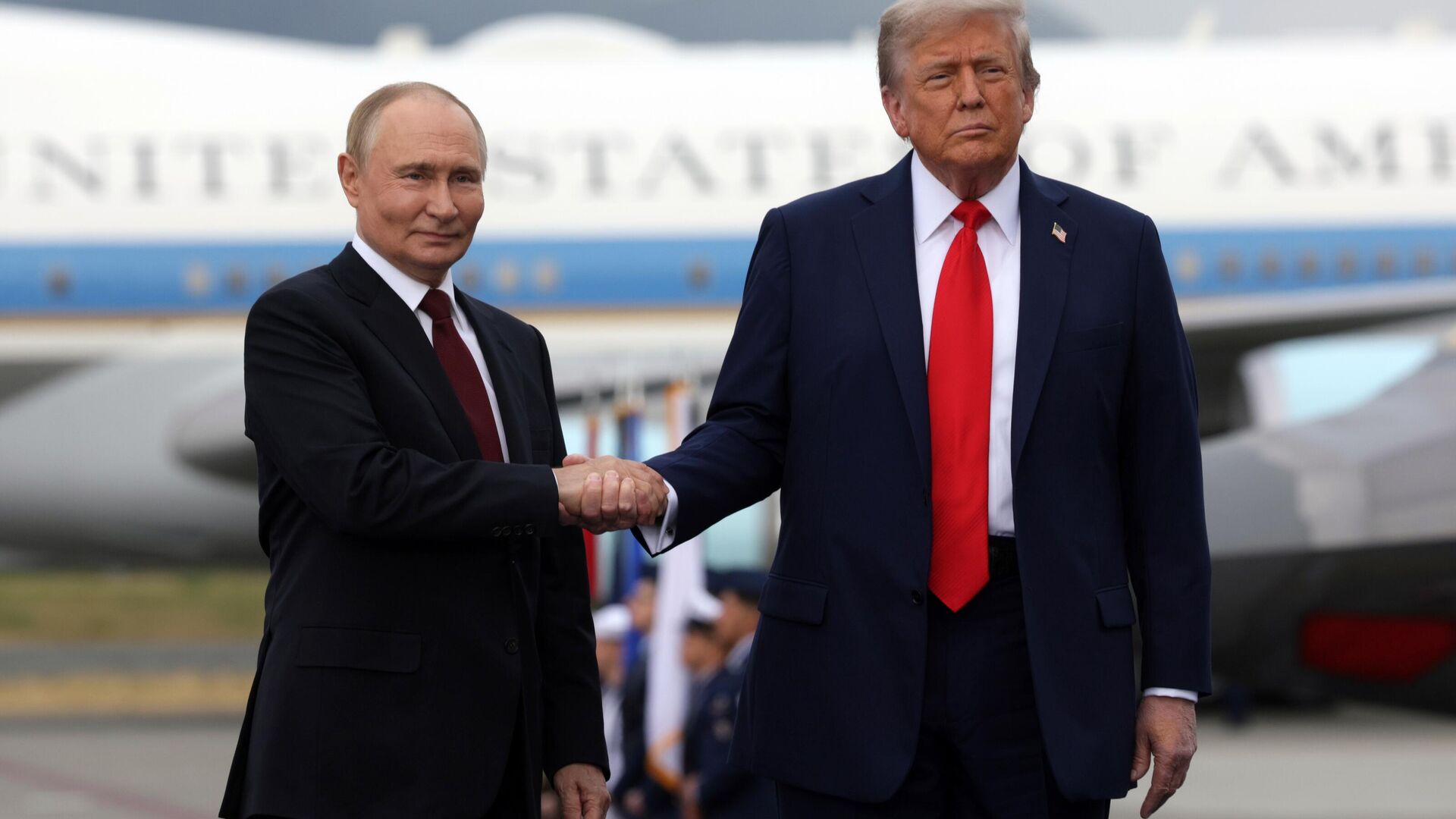 Russian President Vladimir Putin and US President Donald Trump meet at the Elmendorf-Richardson military base in Alaska on August 5, 2025. Russian President Vladimir Putin and US President Donald Trump meet at the Elmendorf-Richardson military base in Alaska on August 5, 2025. - Sputnik Africa, 1920, 16.10.2025